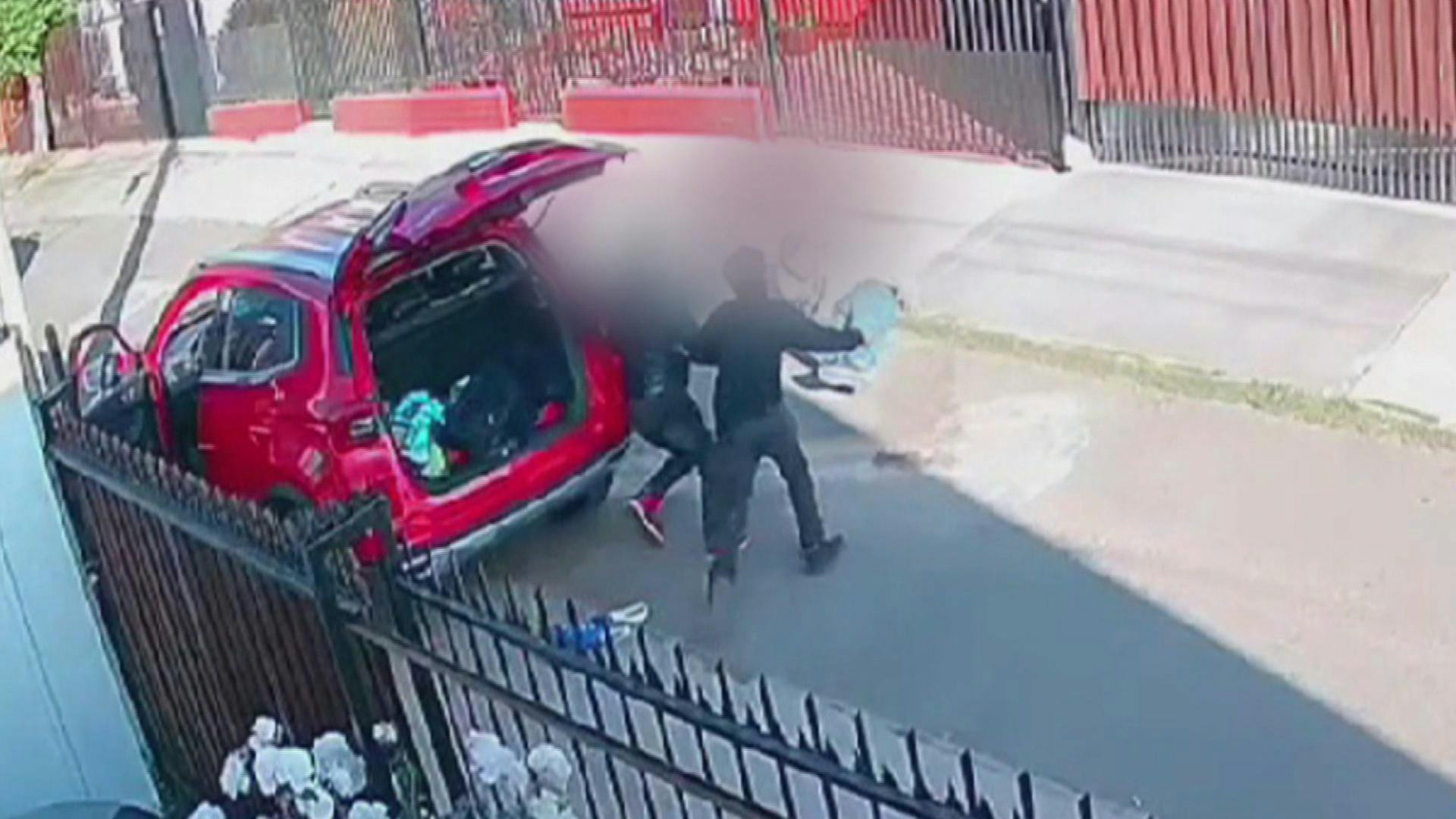 Delincuentes golpean a hombre para posteriormente robarle su vehículo