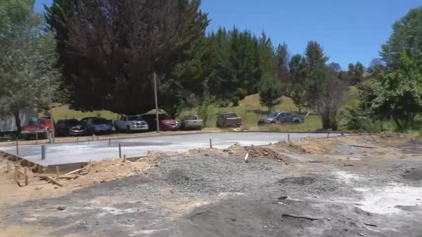 Comienza reconstrucción de escuela devastada por los incendios del verano