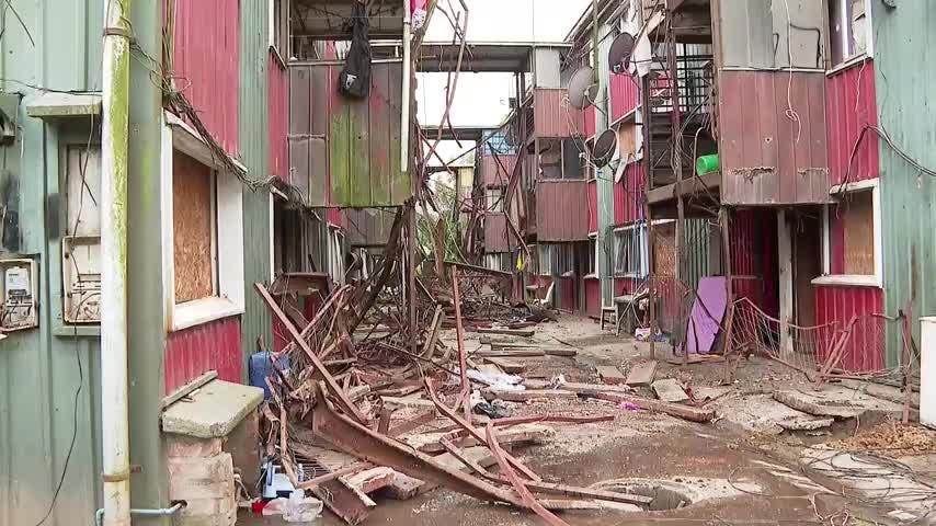Desalojan familias que ocupaban departamentos de Villa Futuro