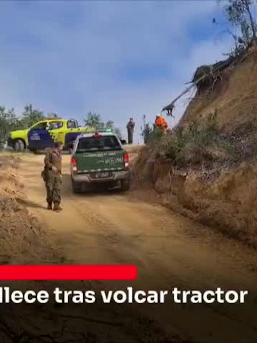 Trabajador fallece tras volcar tractor en Linares