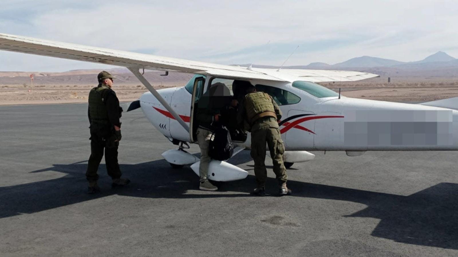 Aviones de la FACH interceptan aeronave y la obligan a aterrizar
