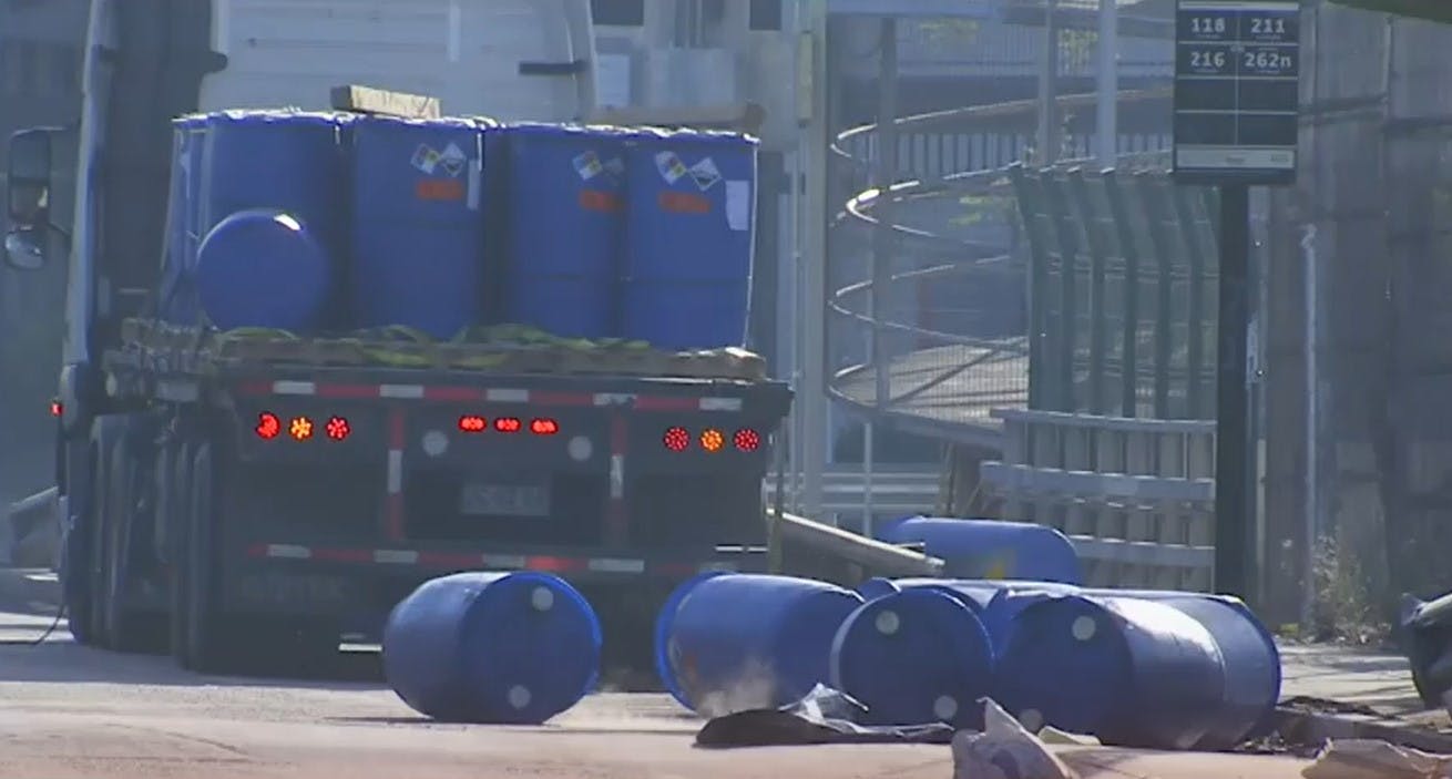 Emergencia química en La Granja: Camión provoca derrame de líquido inflamable