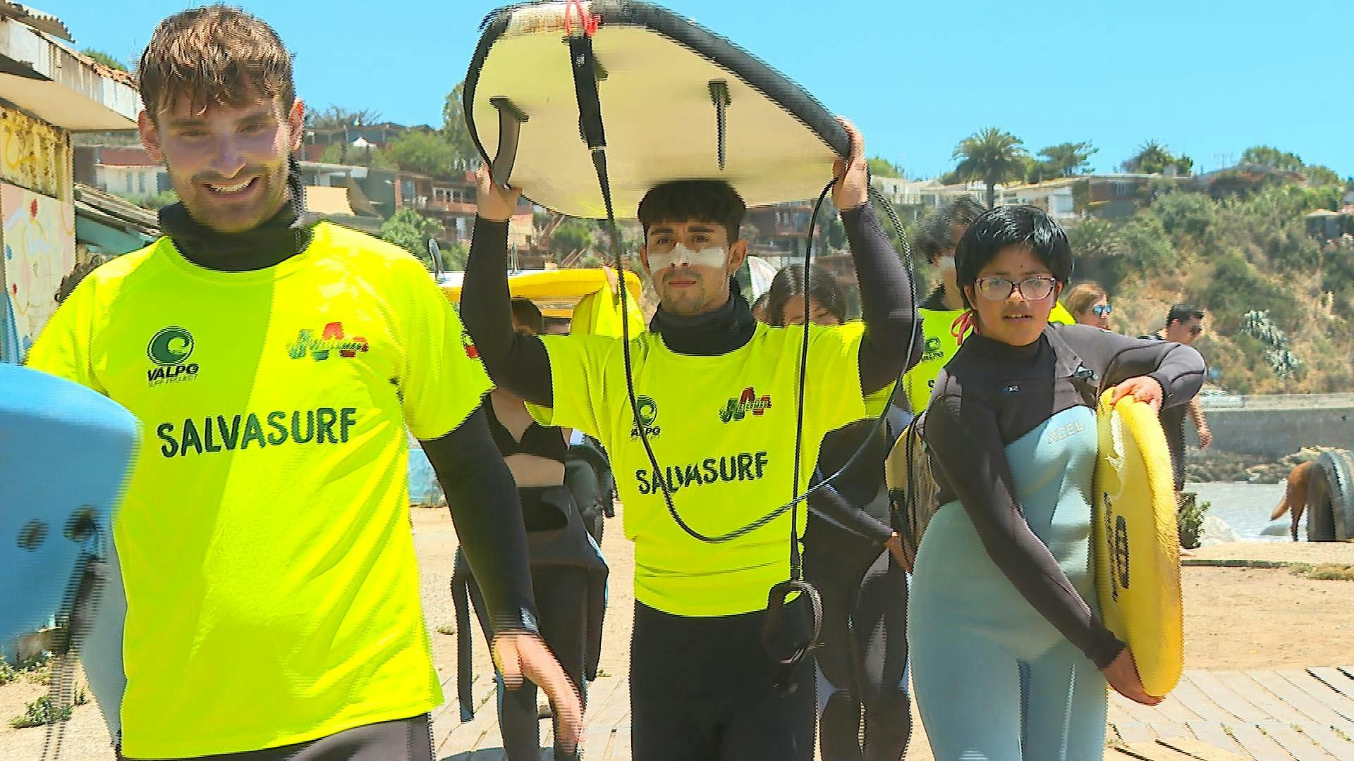 Niños porteños felices aprenden a surfear en playas conconinas