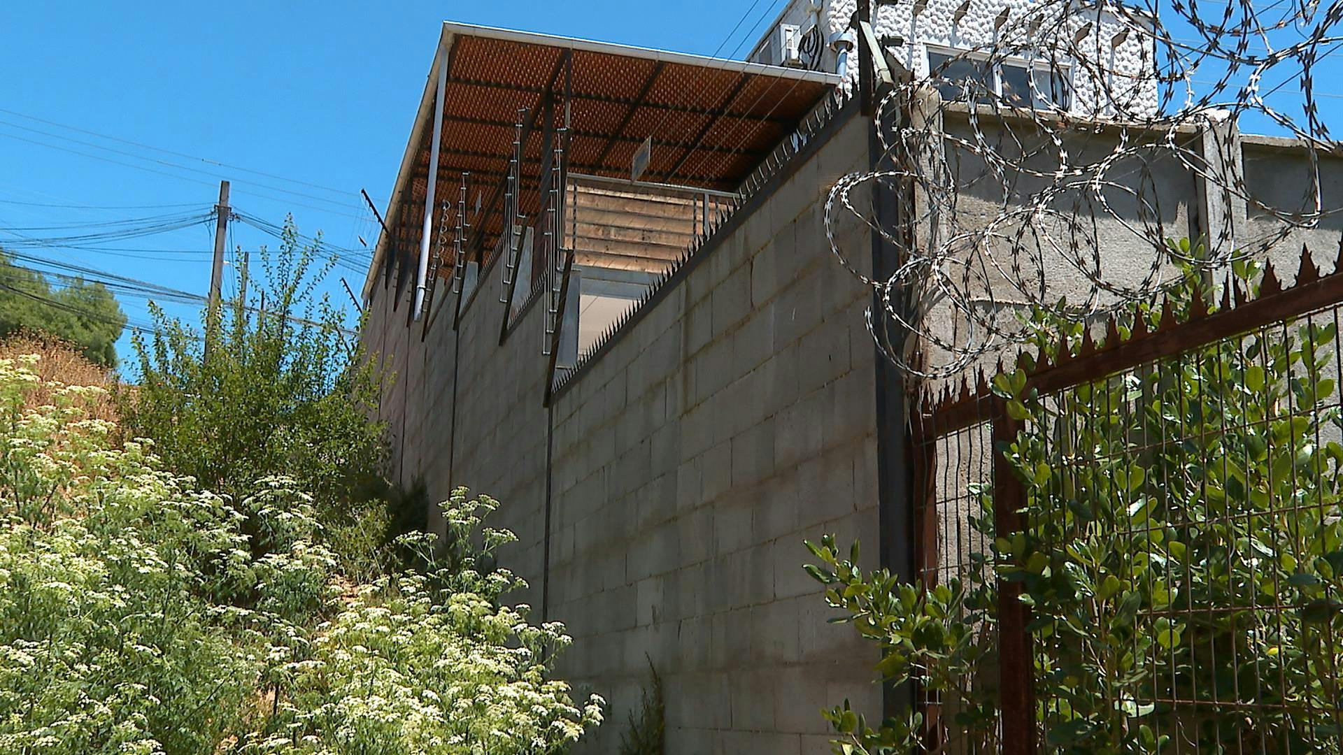 Vecinos de Quilpué acuden a la Corte debido a millonaria multa por polémico muro
