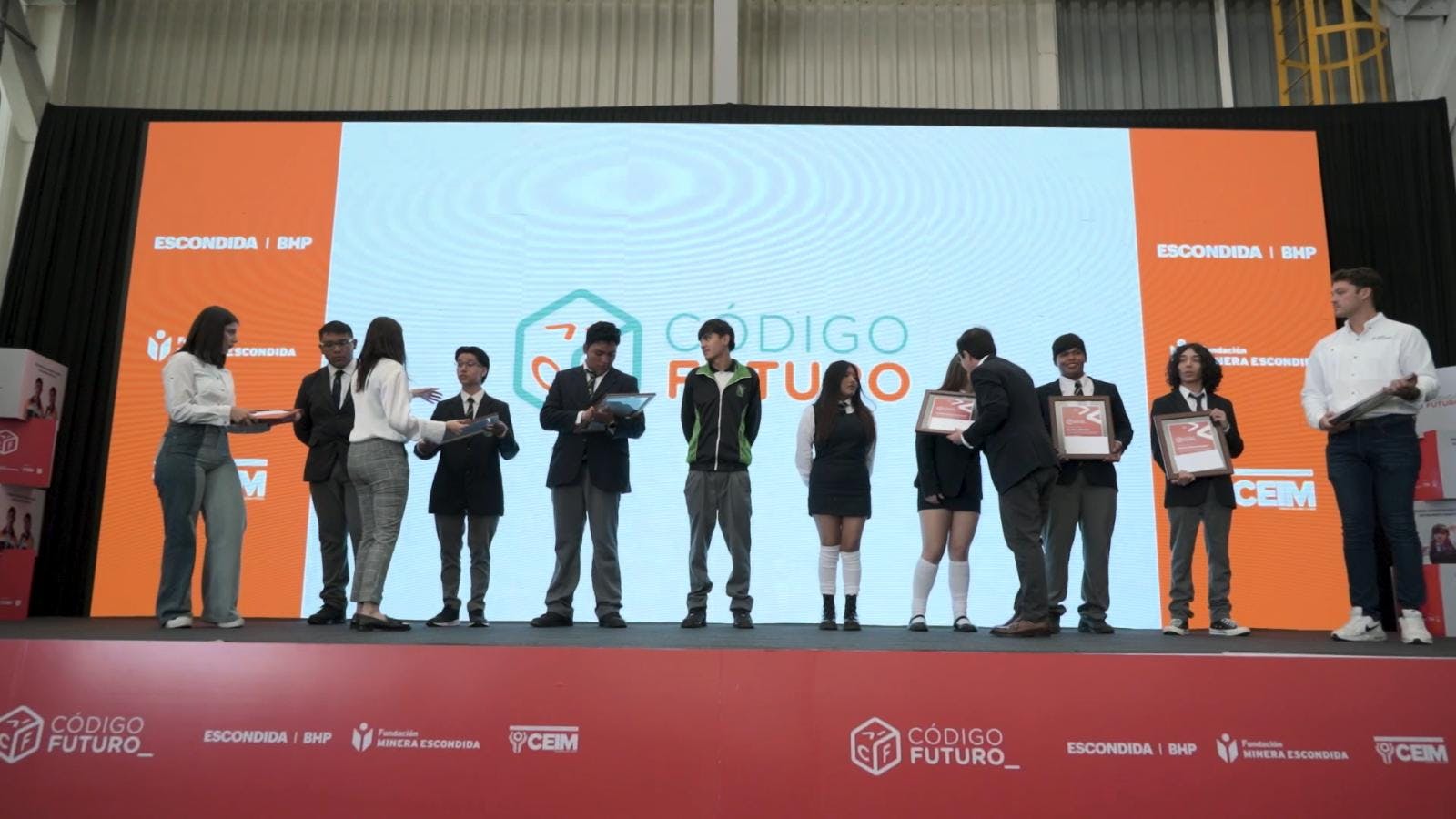 Síntesis de noticias regionales: programa código futuro beca a 16 estudiantes