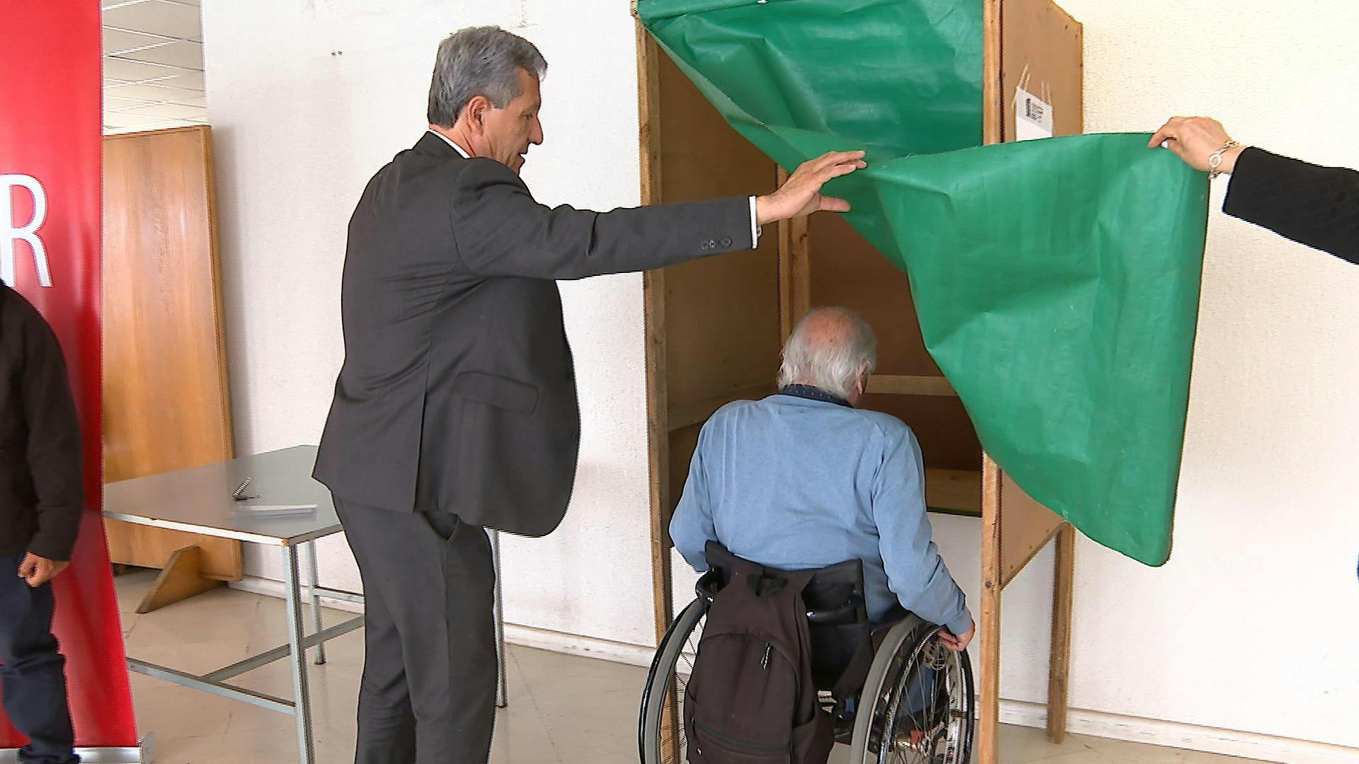 Autoridades presentan medidas especiales para voto asistido en plebiscito