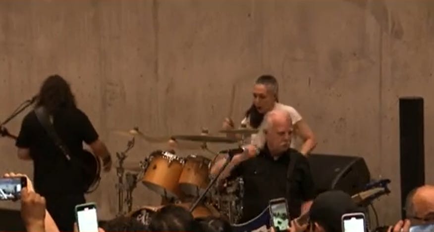 Los Jaivas sorprenden tocando en pleno Metro de Santiago
