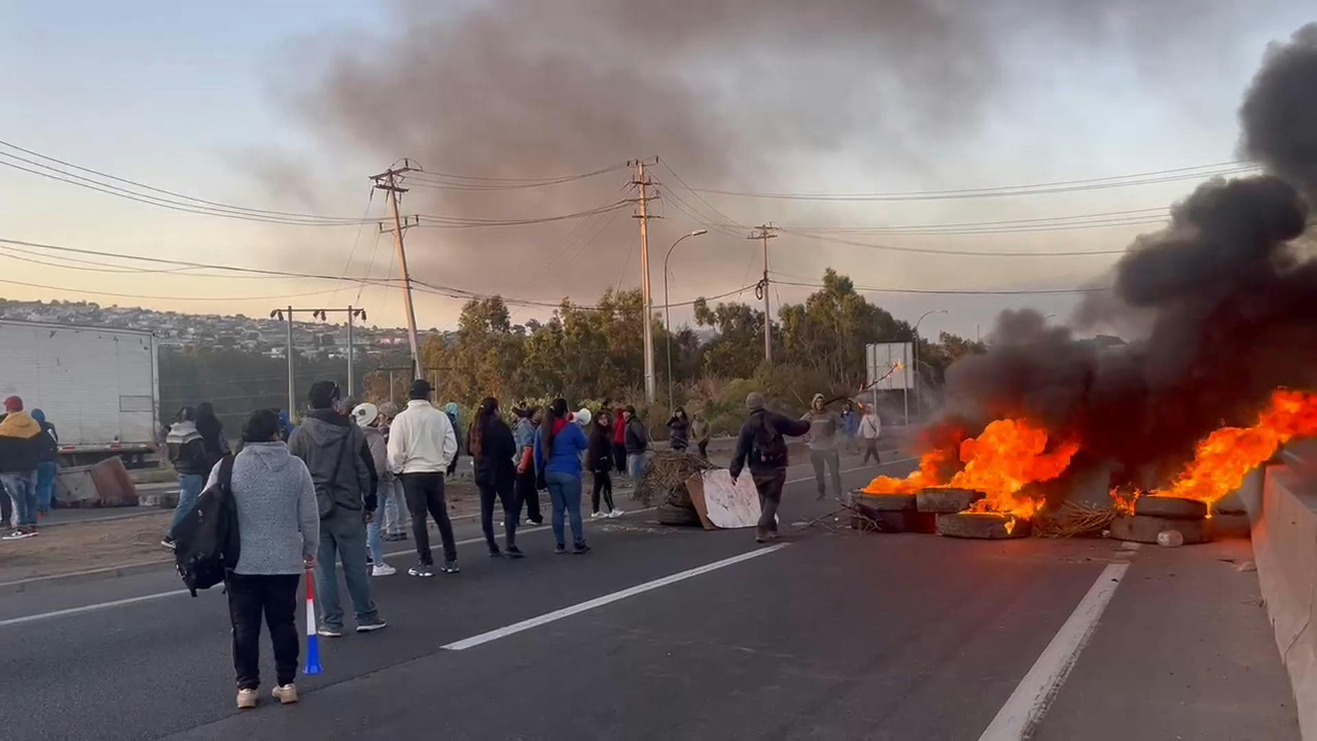 Vecinos de toma de San Antonio bloquearon accesos con barricadas ante inminente desalojo