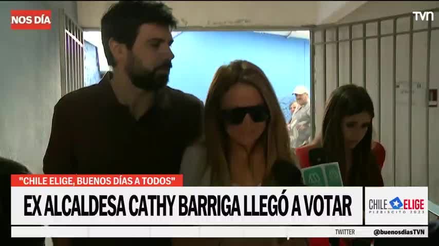 Cathy Barriga llega votar y enfrenta preguntas por su formalización
