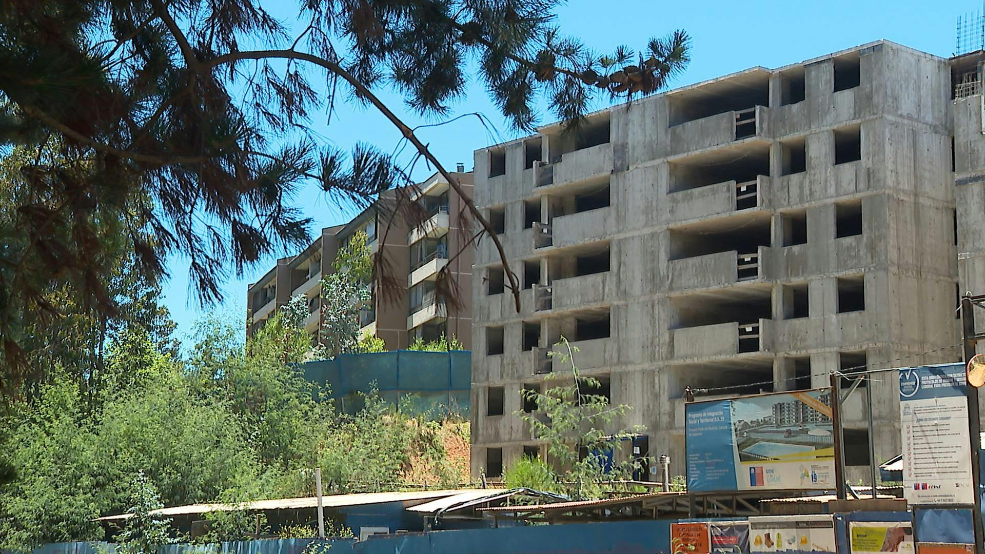 Vecinos de Curauma piden explicaciones ante paralización de obras de construcción de sus departamentos