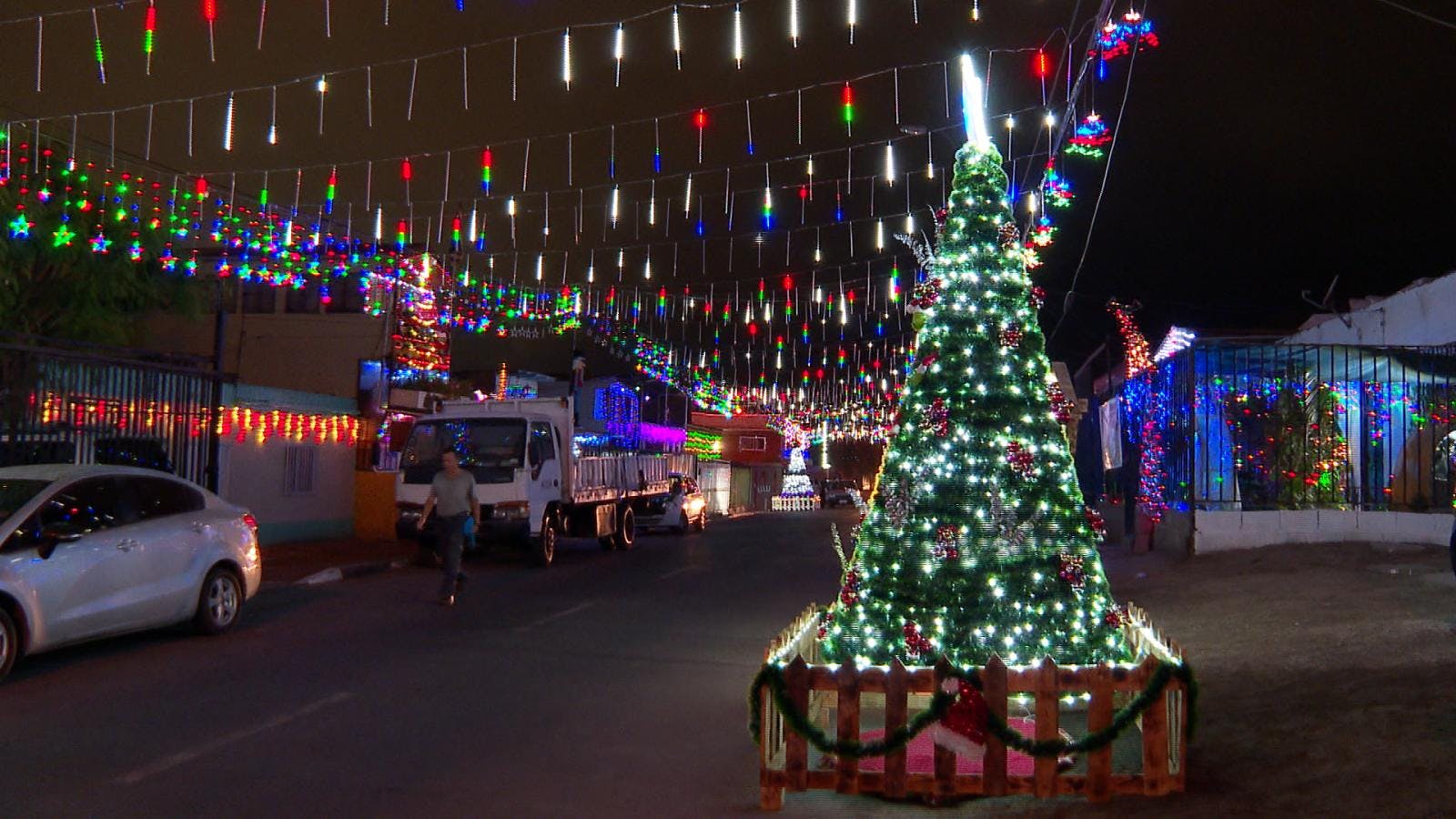 Vecinos iluminan sus casas y hasta crean espectáculo de luces en navidad
