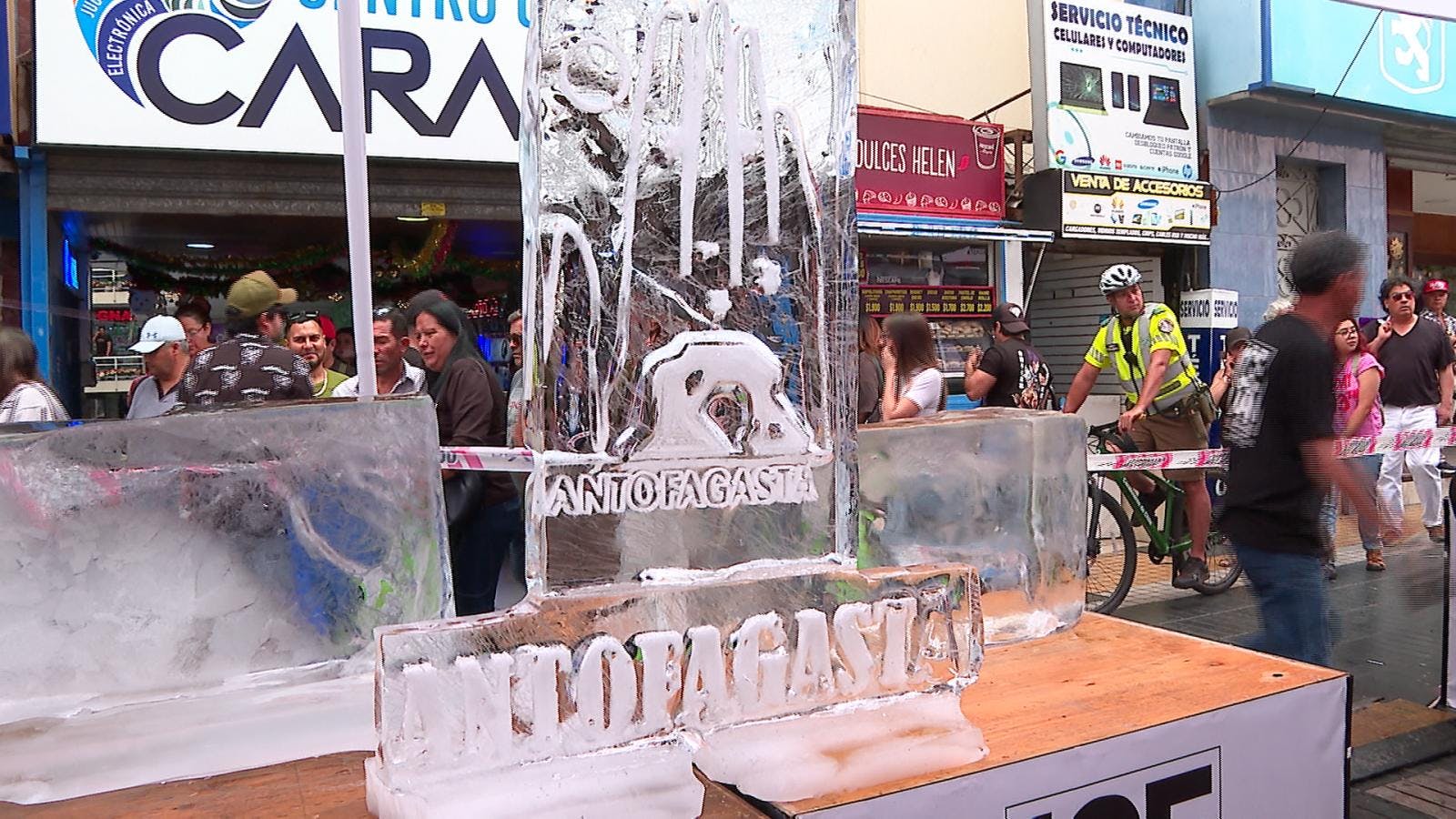 Novedosa muestra de esculturas en hielo se toma el centro de Antofagasta 