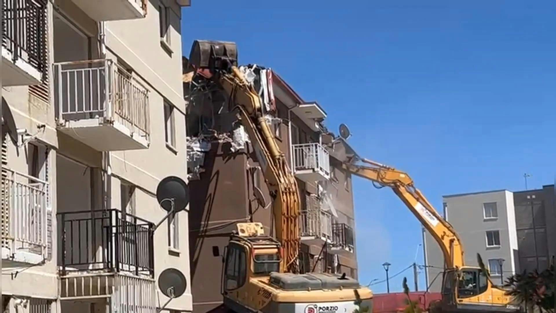 Comenzó esperada demolición del Conjunto Habitacional Mirador El Faro 1 y 2 de San Antonio