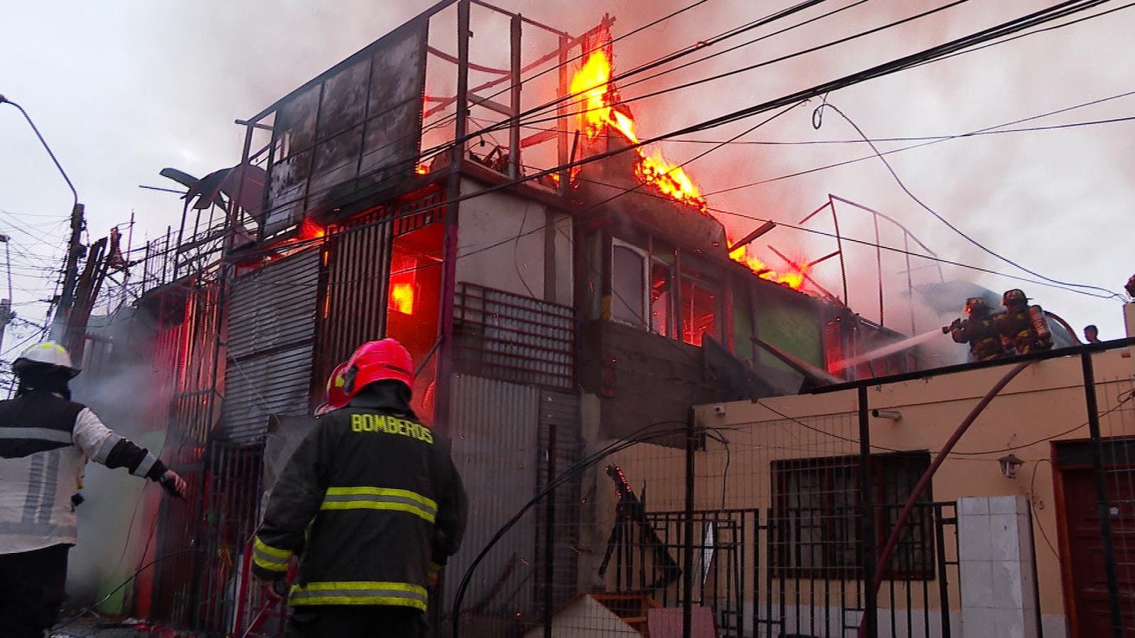 Dos viviendas destruidas por las llamas en sector feria de las pulgas