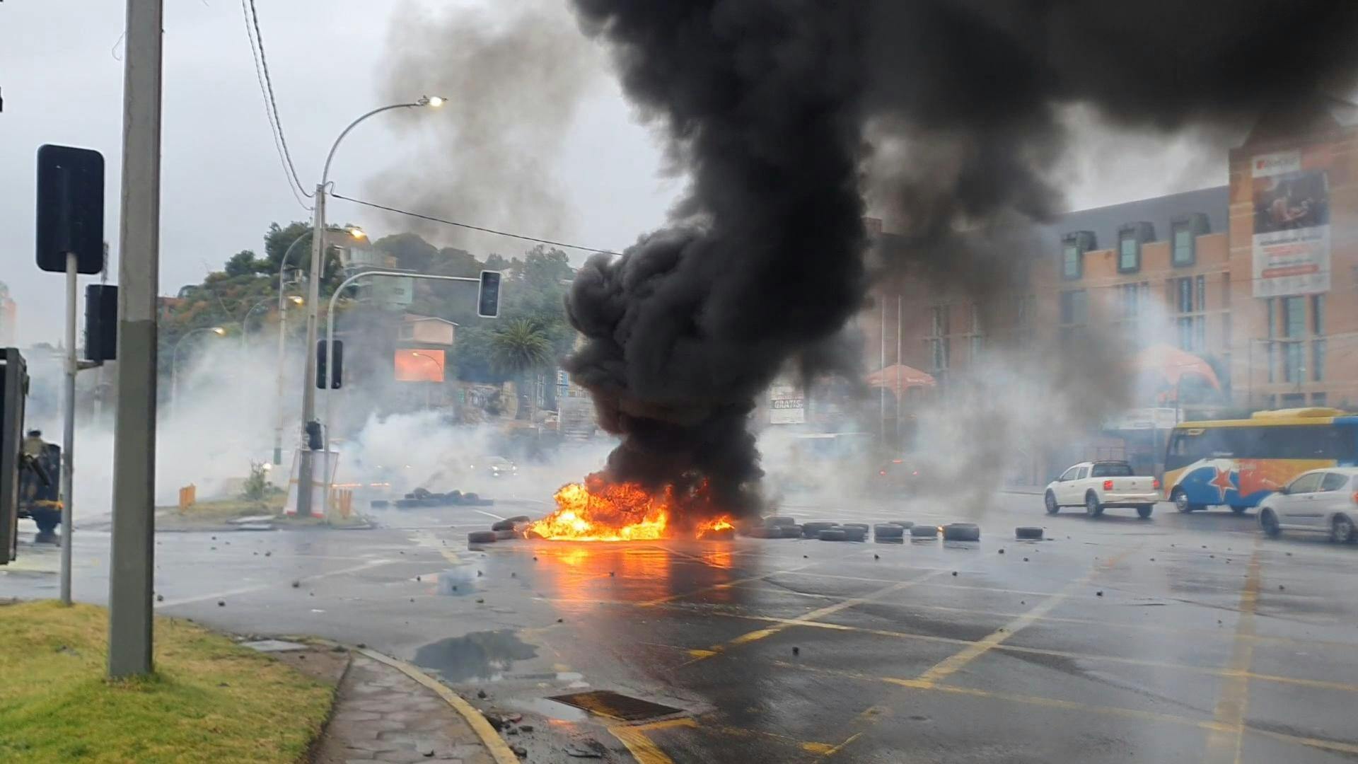Pescadores prendieron barricadas esta mañana en Avenida España