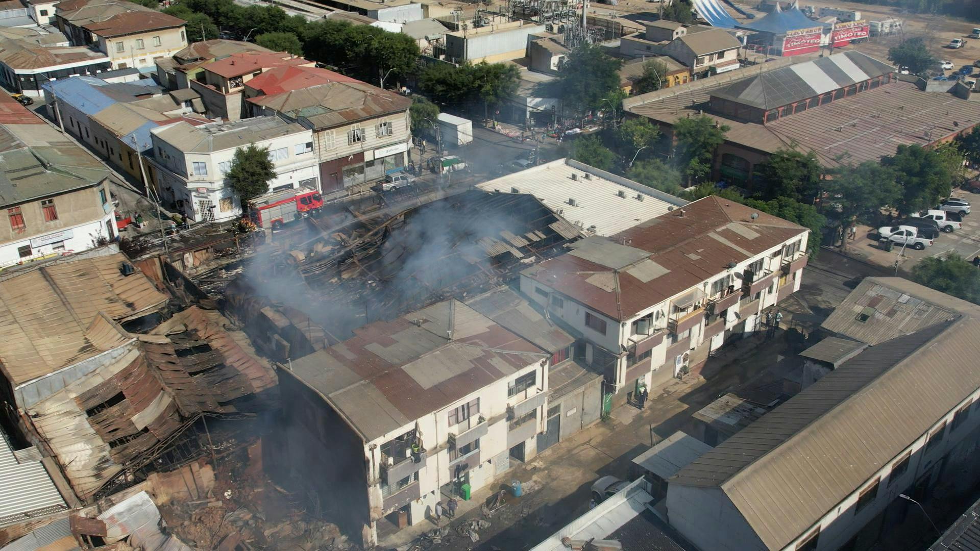 Gran incendio afectó a un supermercado y locales comerciales en Viña del Mar