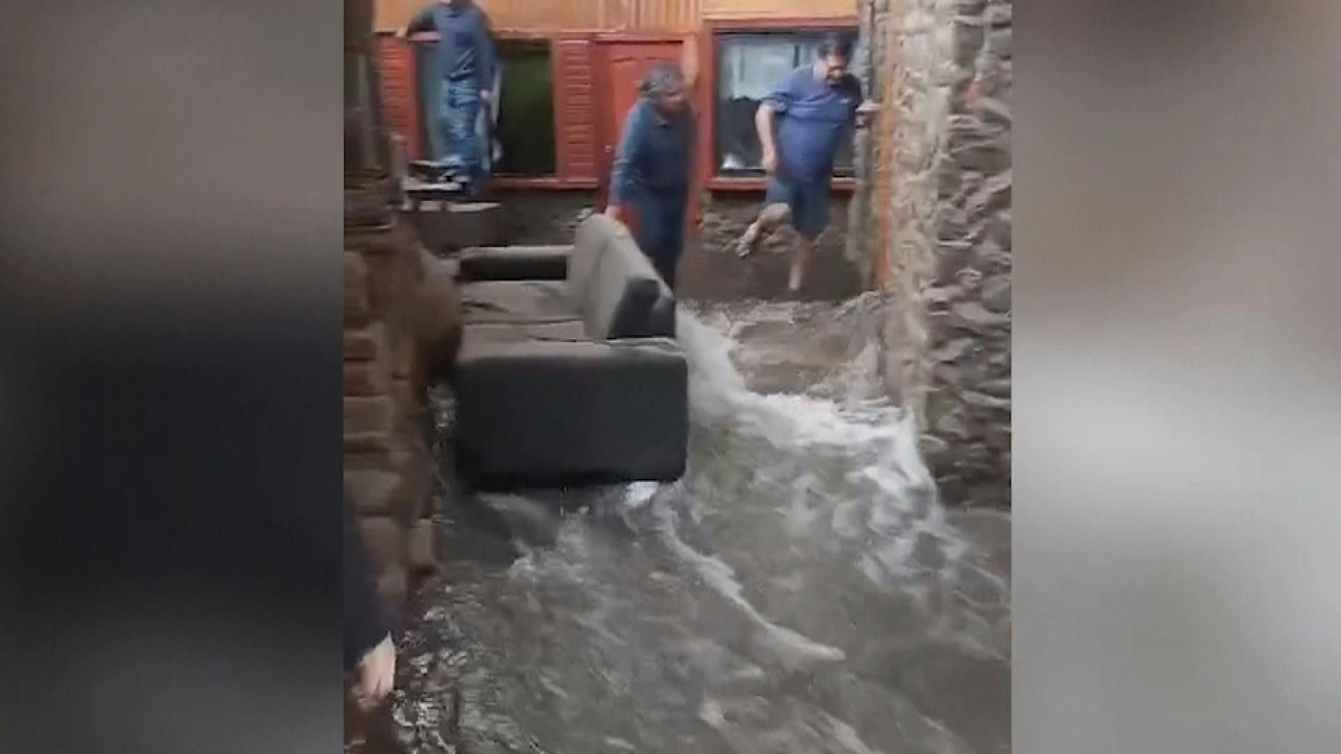 Falla en cañería de Essbio dejó casa completamente inundada