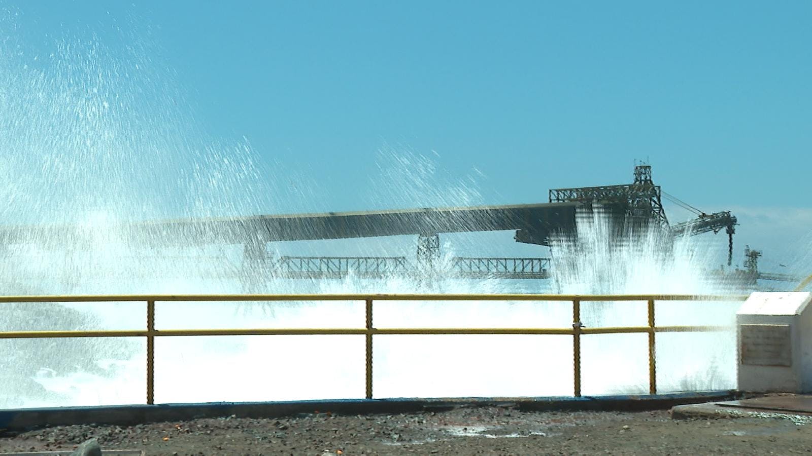 Fuertes marejadas provocan daños en caleta Coloso.