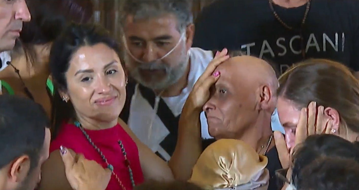 "El fenómeno de Leda": Los testimonios de los asistentes al encuentro con la "sanadora de Rosario" en Chile