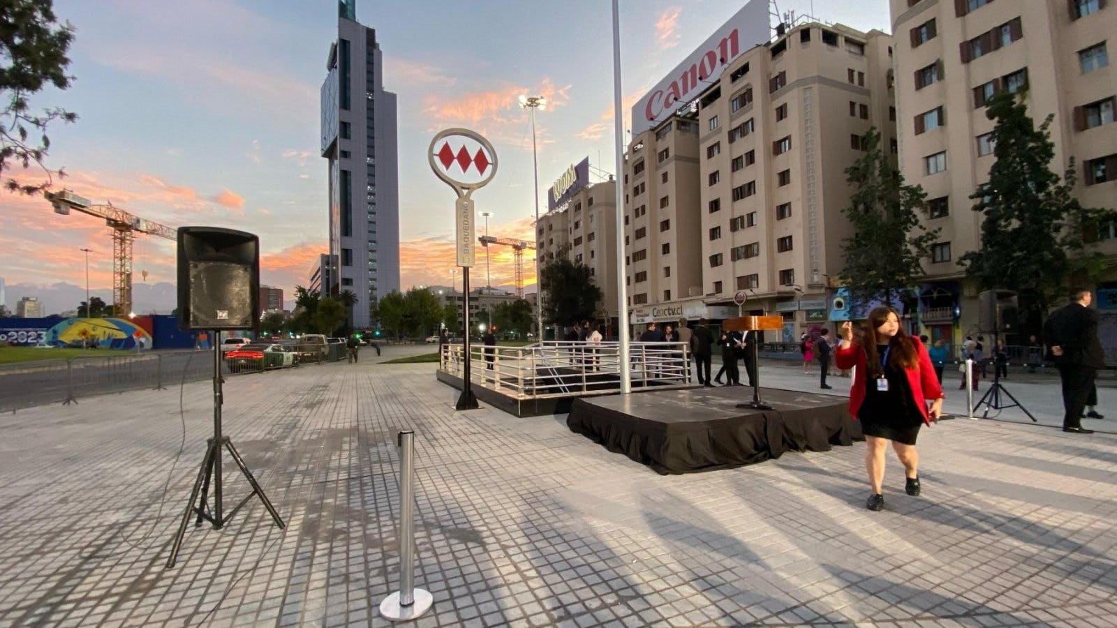 Tras cuatro años cerrada: Metro de Santiago reabre acceso principal de estación Baquedano