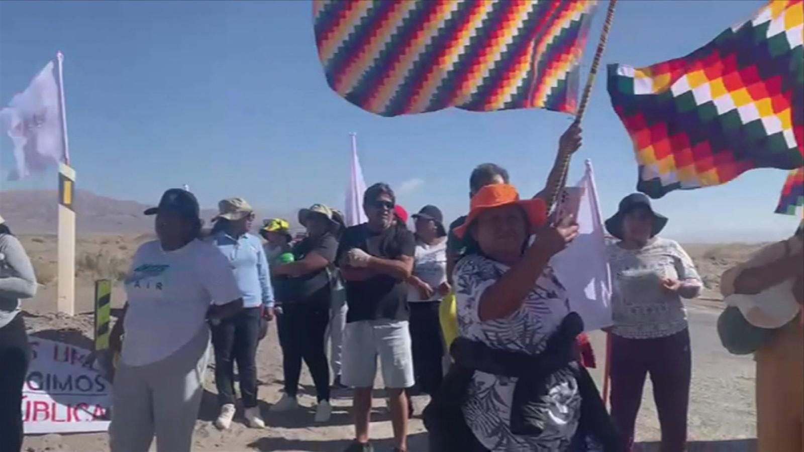Comunidades atacameñas se toman acceso al Salar de Atacama.