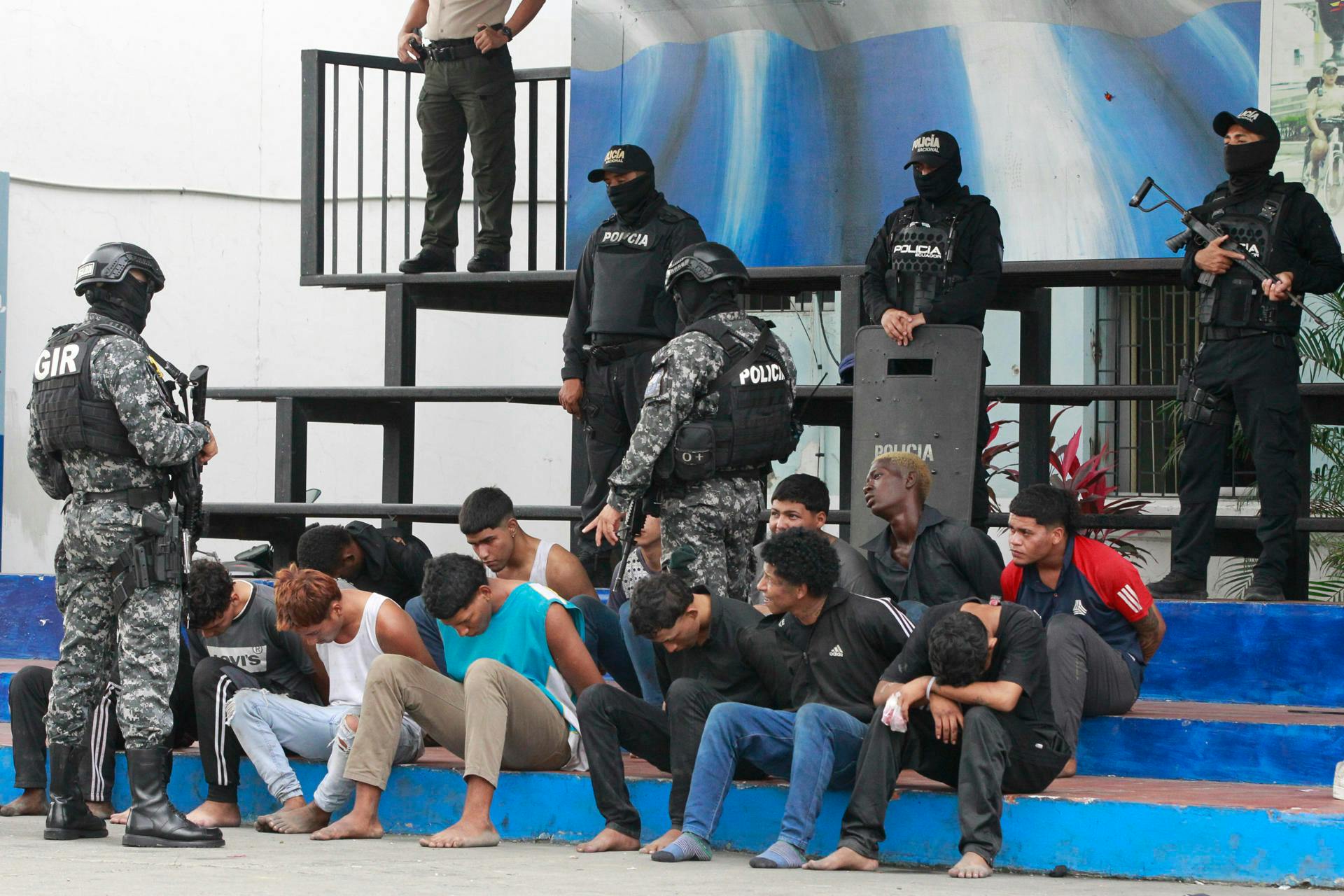 Los resguardos de la policía en los operativos contra el narcoterrorismo en Ecuador