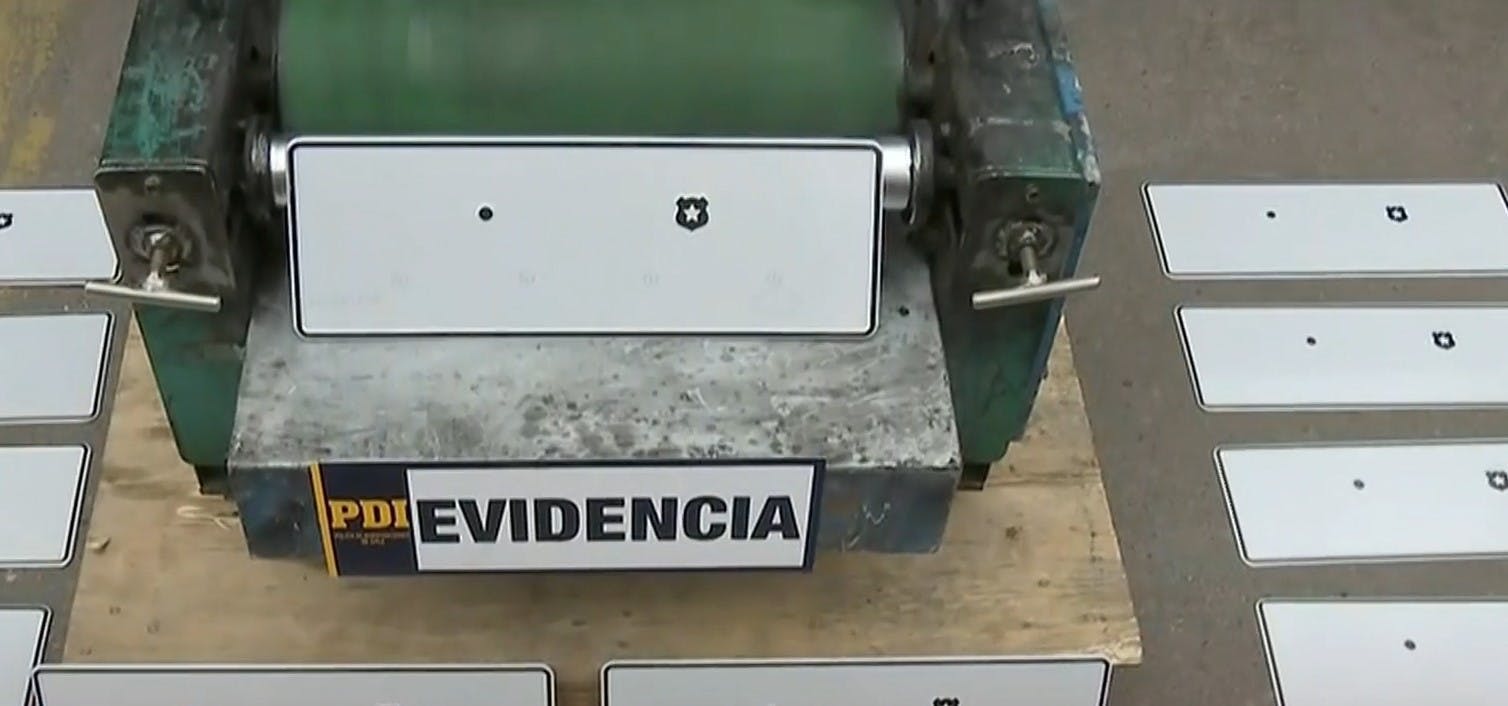Así funcionaba la banda que falsificaba patentes de autos