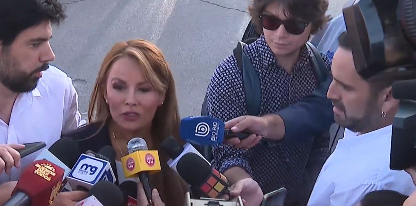 "No tengo nada que esconder": Así fue la caótica llegada de Cathy Barriga a su formalización
