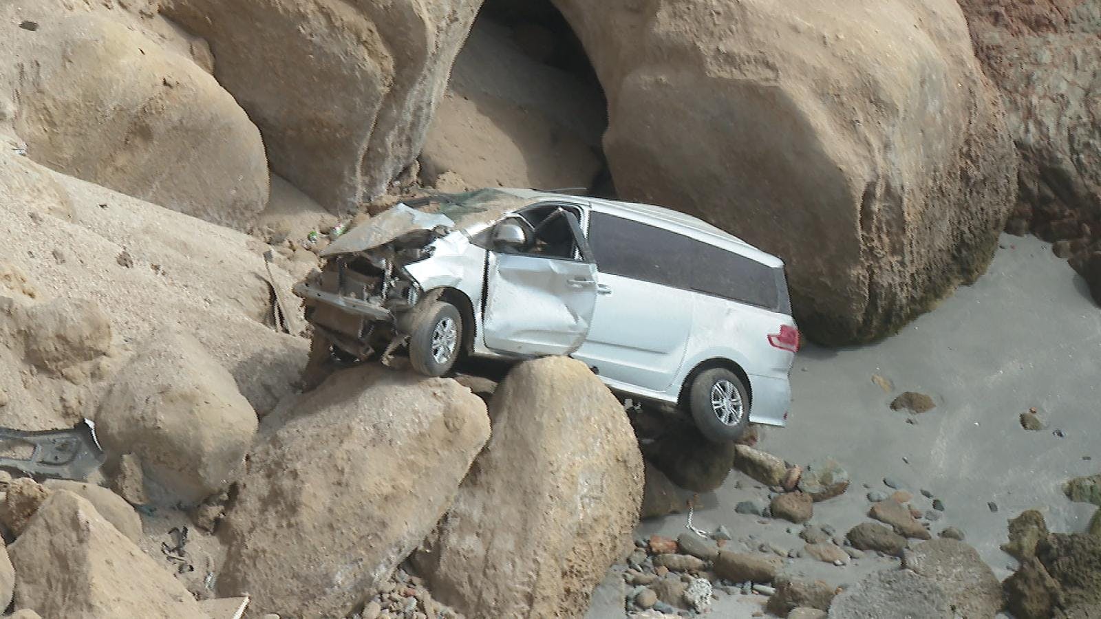 Auto robado fue lanzado a un acantilado.