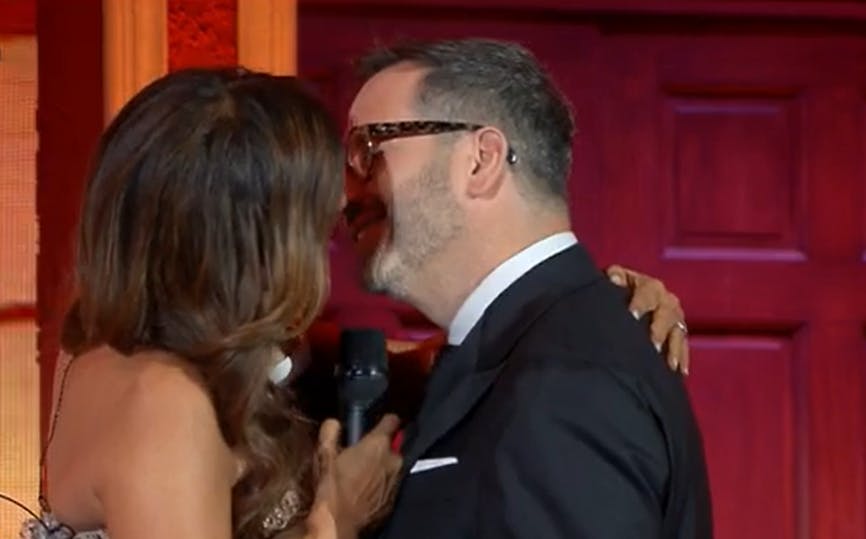 ¡Porque el público lo pidió! Así fue el beso de los animadores en la obertura del Festival de Olmué