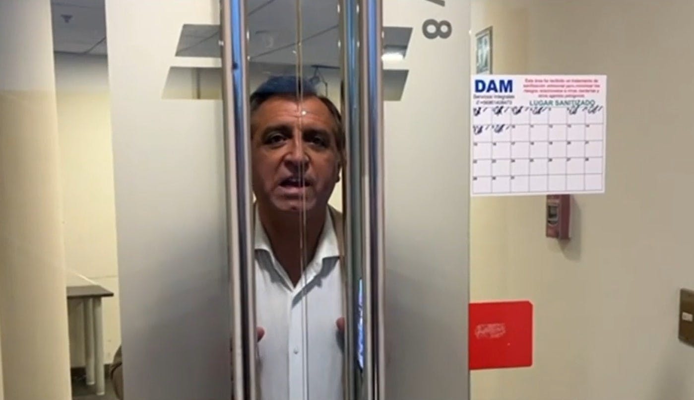 ¡Iván Torres se quedó encerrado en los camarines del canal! 