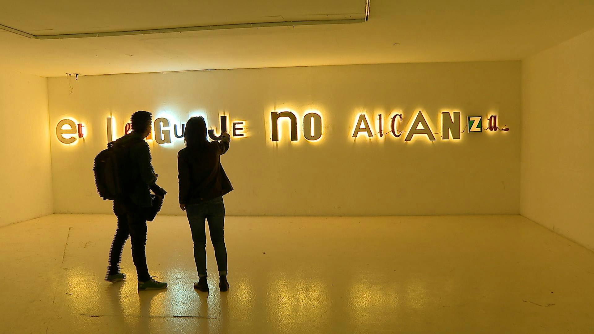 La polémica tras la instalación artística que incluyó letras robadas desde locales comerciales en el centro Valparaíso no se detiene