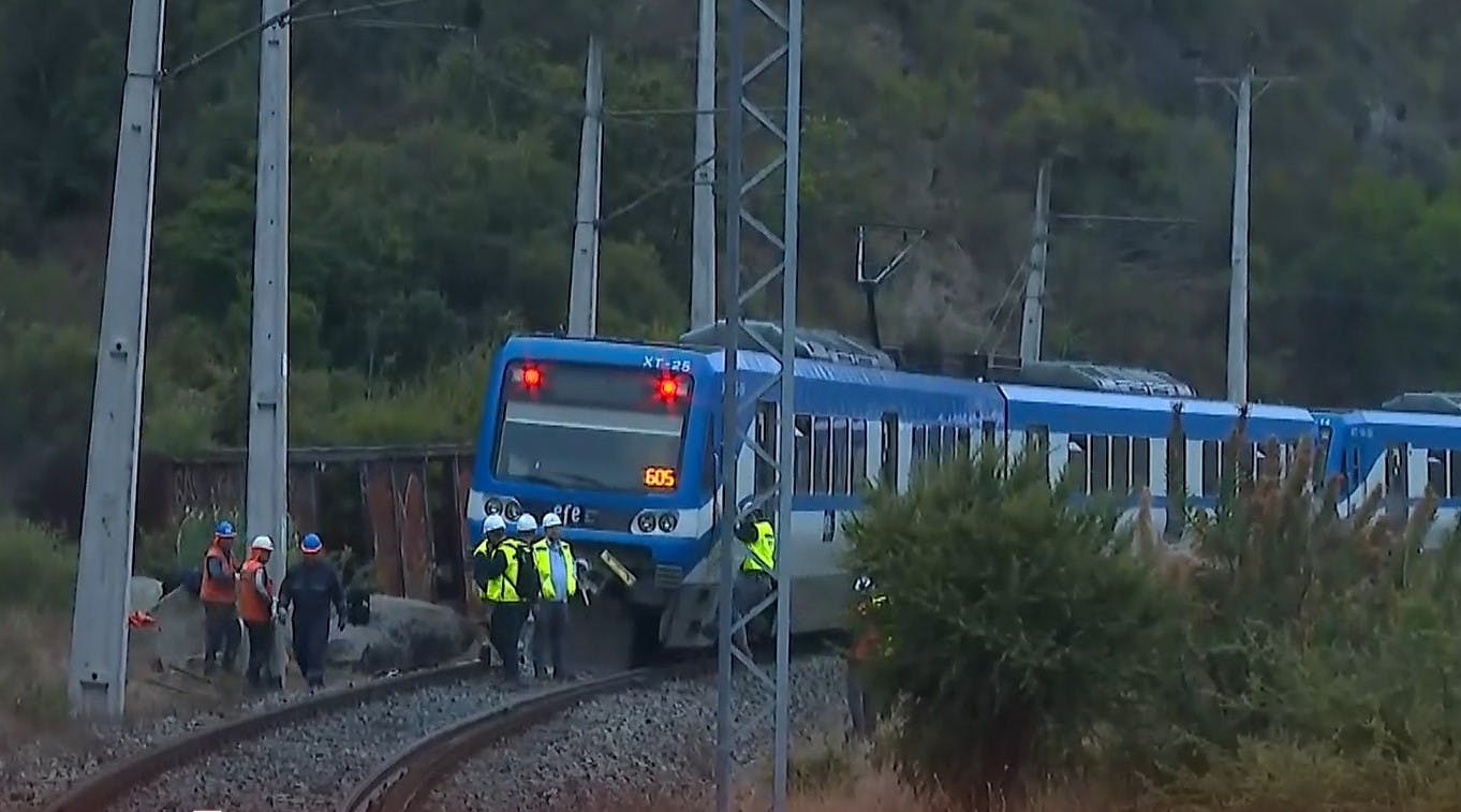 "No es primera vez"; Los testimonios de pasajeros del metro de Valparaíso evacuados por rocas en la vía