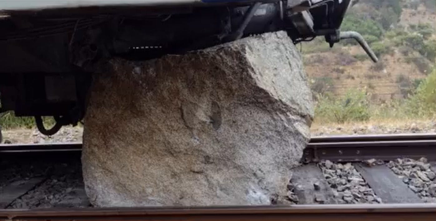 Pasajeros son evacuados del Metro de Valparaíso por rocas en la vía
