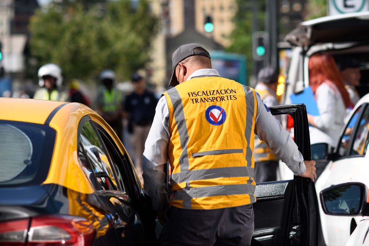 ¡Tiene 423 multas impagas! Conductor fue detenido en intensa fiscalización a taxis en Estación Central