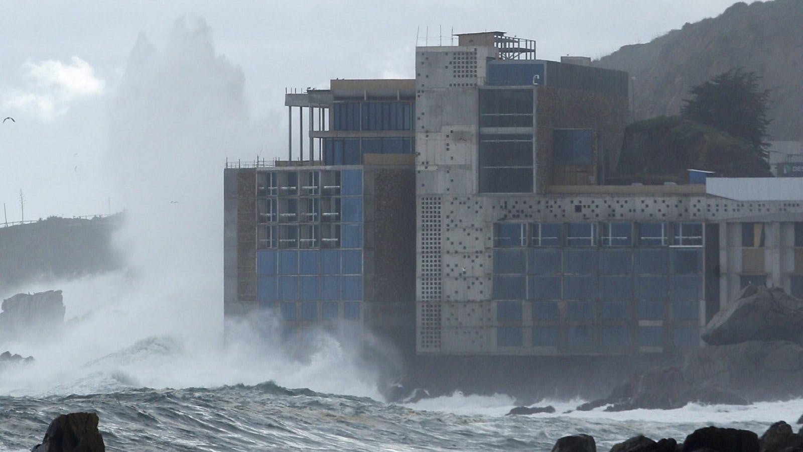 "La idea es que quede como precedente": Agrupación medioambiental se refiere a demolición de polémico hotel en Concón