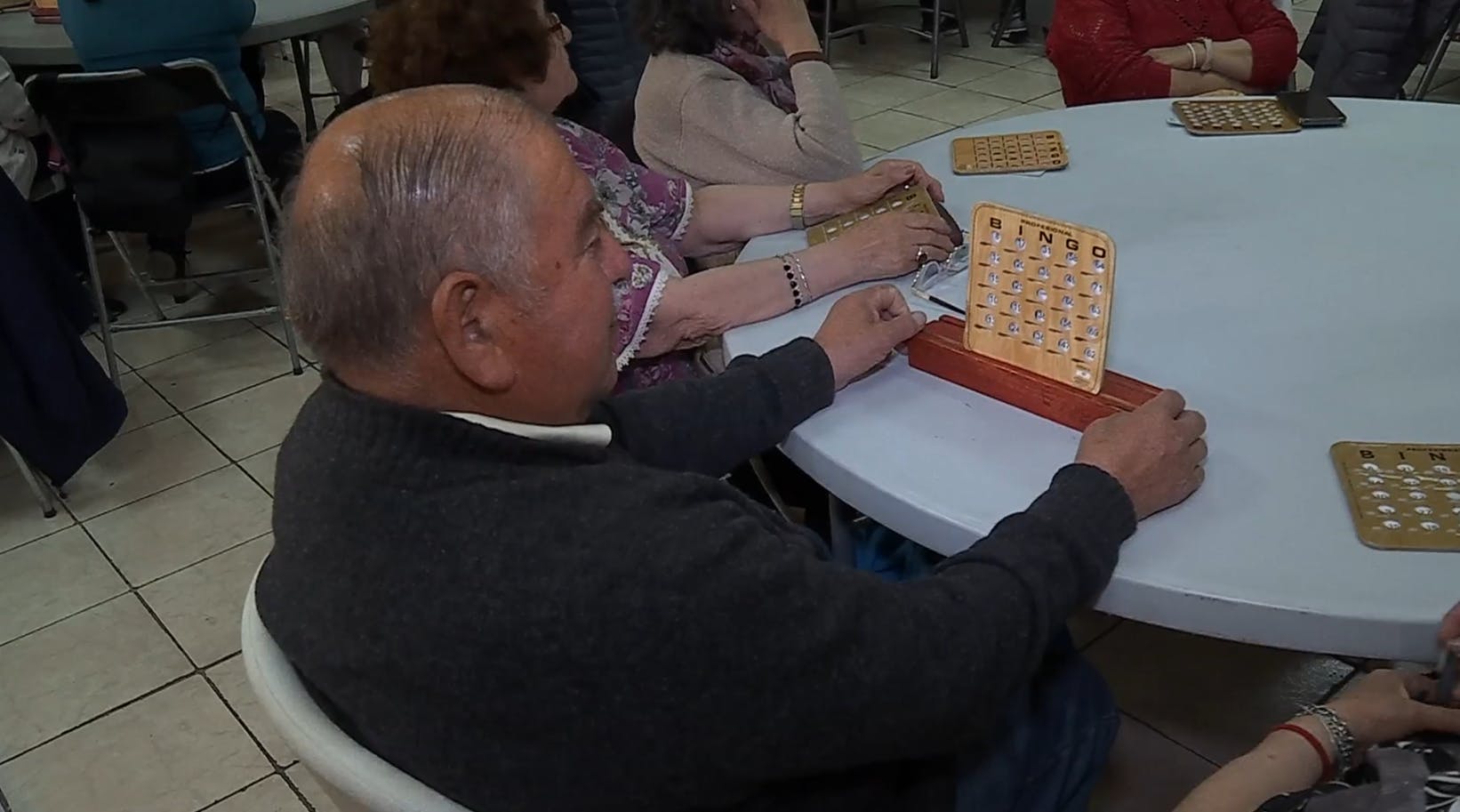 Cerca de 300 adultos mayores de Punta Arenas participaron en Bingo