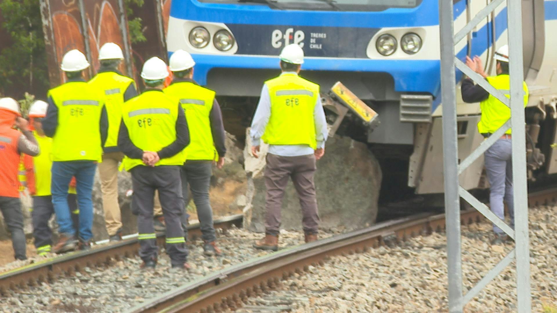 Una roca se deslizó hasta las vías del metro en Valparaíso