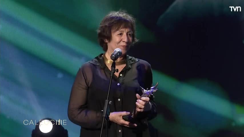 Elsa Poblete triunfa como "Mejor actriz de soporte" de TV/Series en los Premios Caleuche 2024