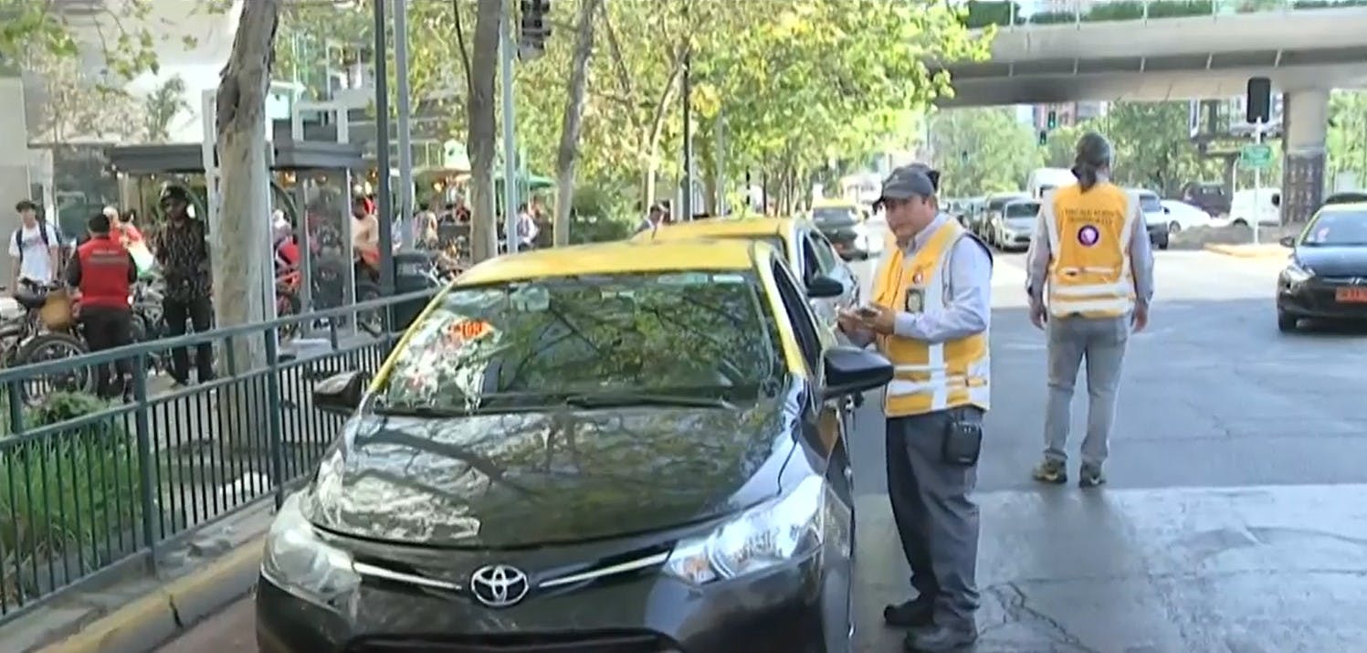 Nueva intensa fiscalización a taxistas y motos en sector del Costanera Center 