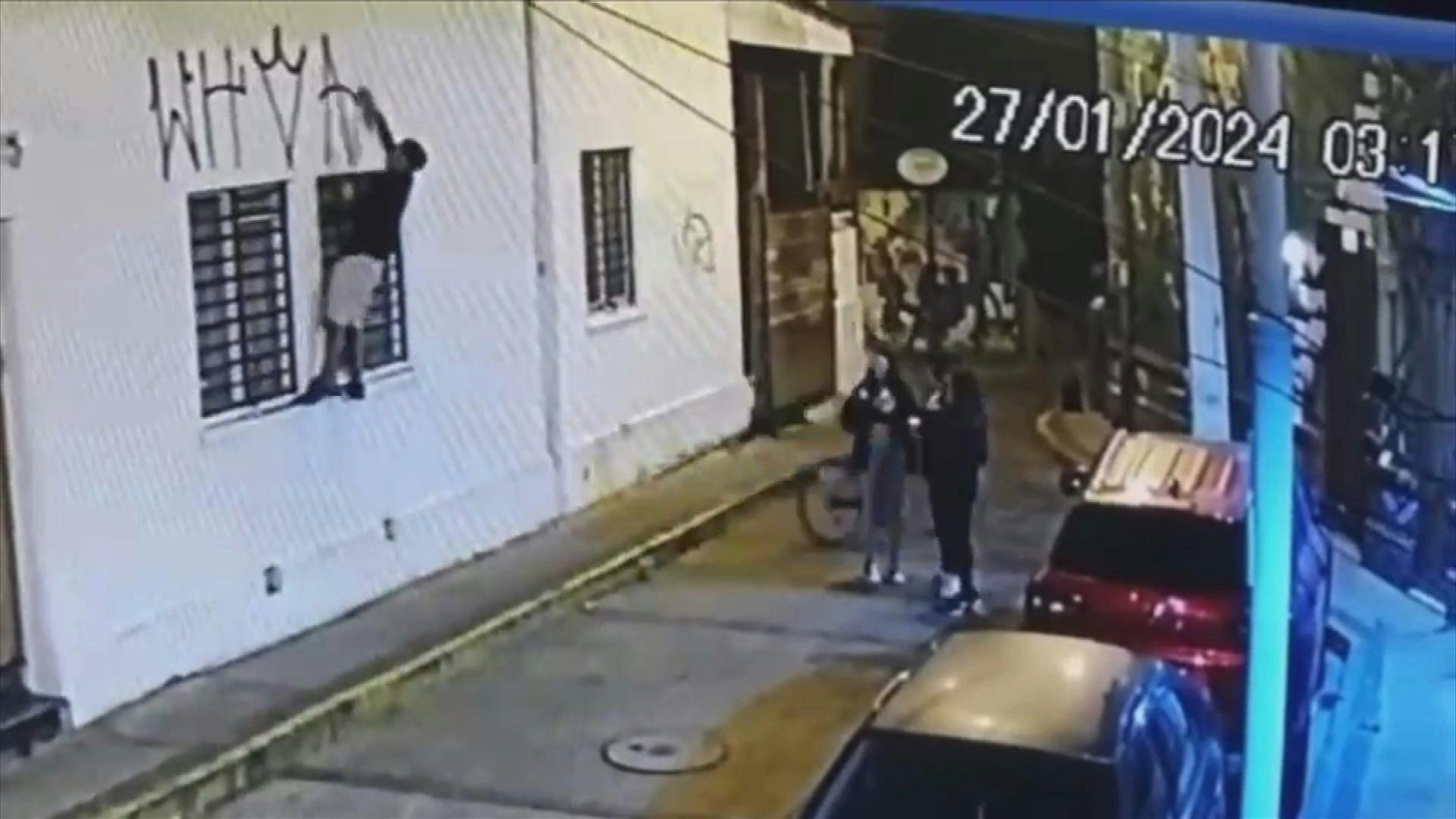 Porteños indignados por sujeto que rayó casa en cerro Concepción