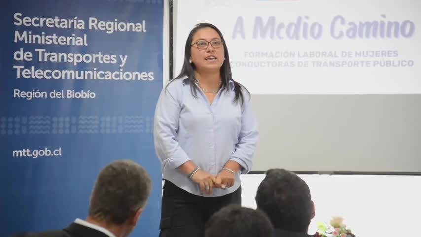 Mujeres se acercan a empresas microbuseras del Gran Concepción