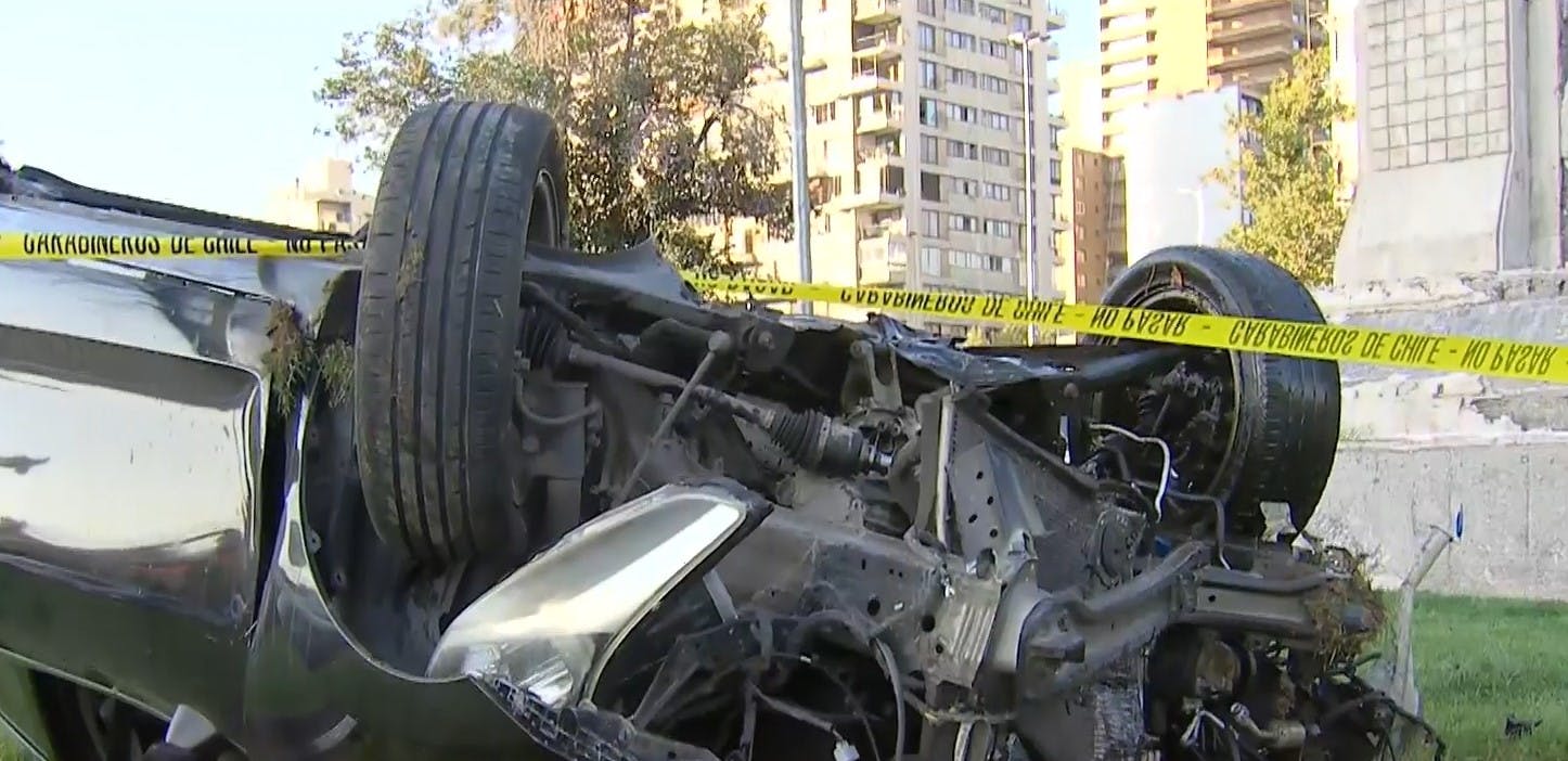 "La sacaron barata": Conductora ebria termina con su vehículo volcado en Plaza Italia 