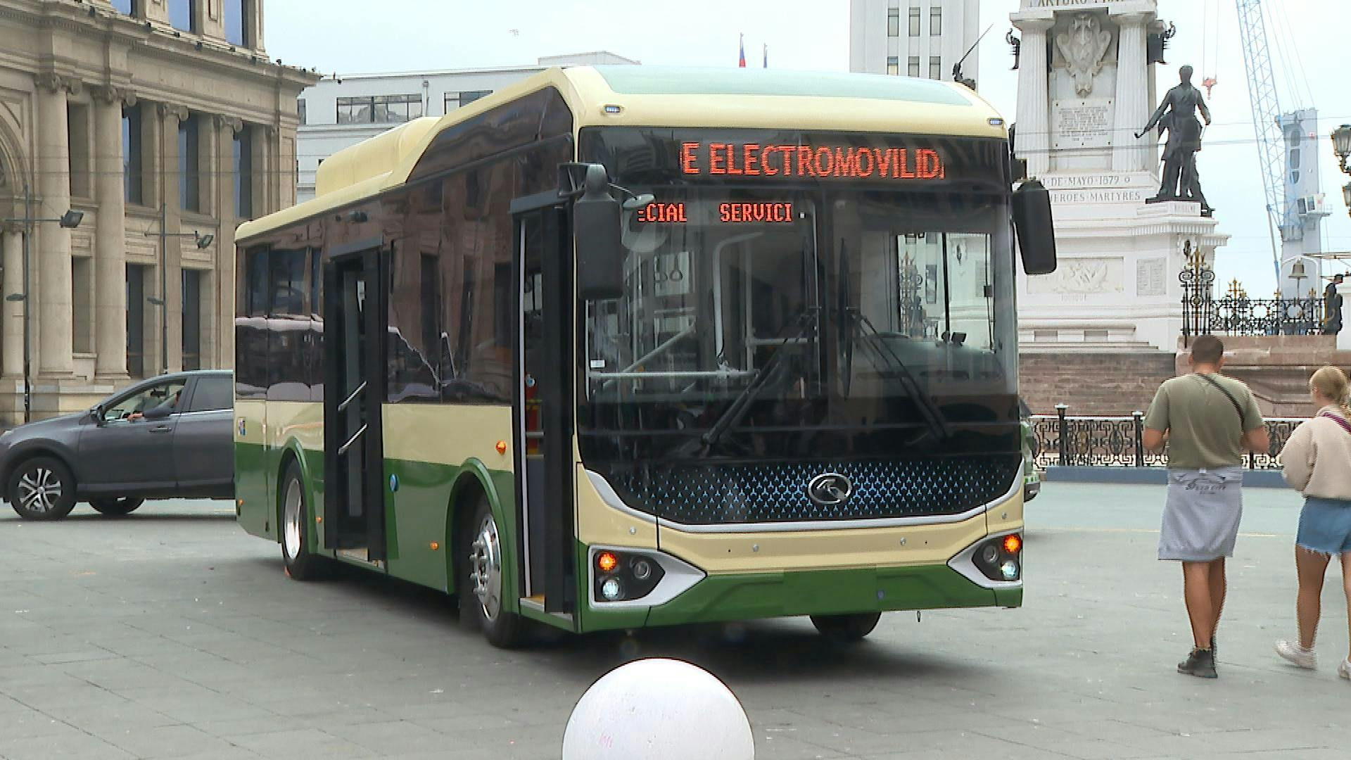 Ministro de Transportes llega a presentar los nuevos buses eléctricos porteños