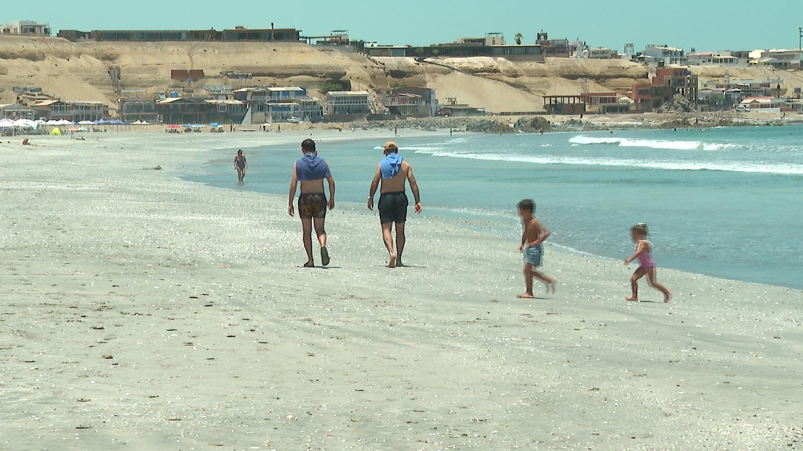 Antofagastinos y turistas disfrutan el verano en Hornitos
