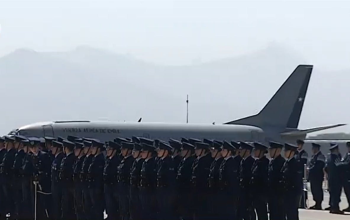 Llega avión con los restos del expresidente Sebastián Piñera
