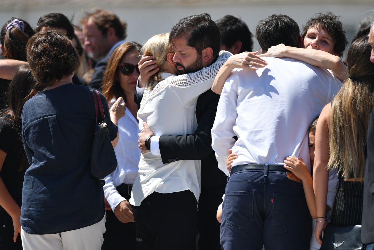 Presidente Boric entrega sus condolencias a la familia Piñera Morel