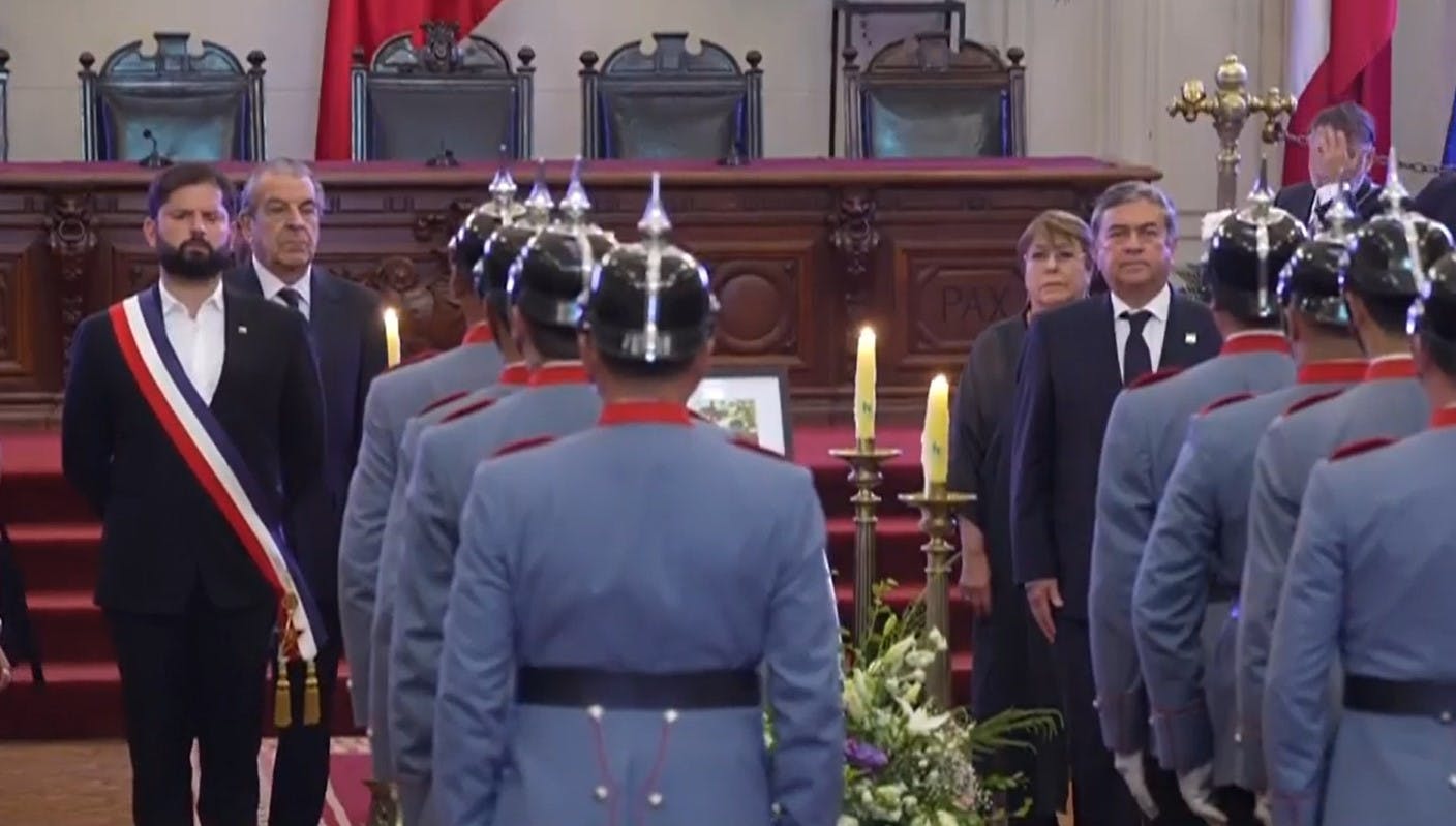 Presidente Boric, Frei y Bachelet realizan guardia de honor al fallecido exmandatario Sebastián Piñera