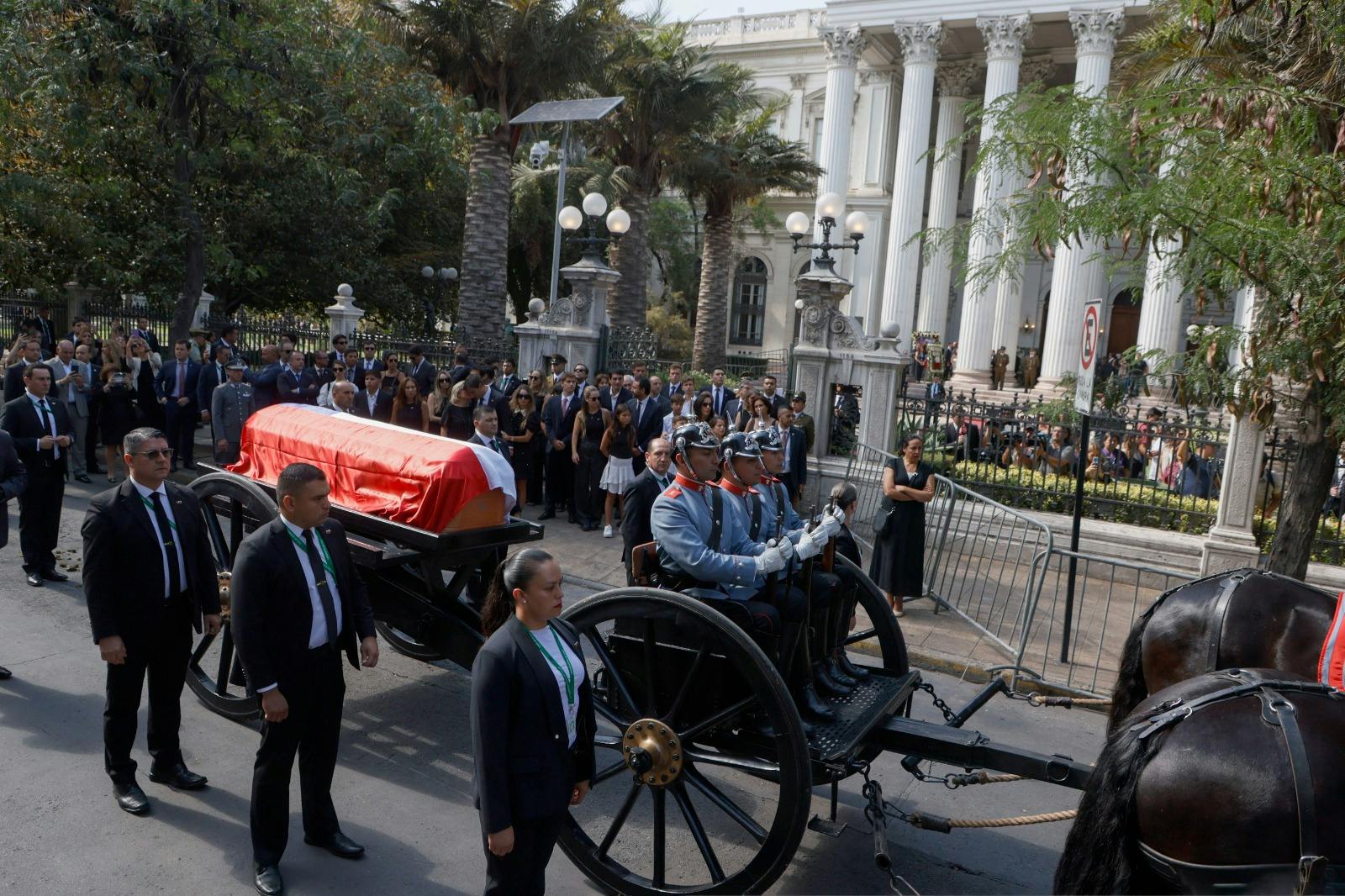 Así fue el recorrido del cortejo fúnebre del expresidente Piñera a la Catedral de Santiago