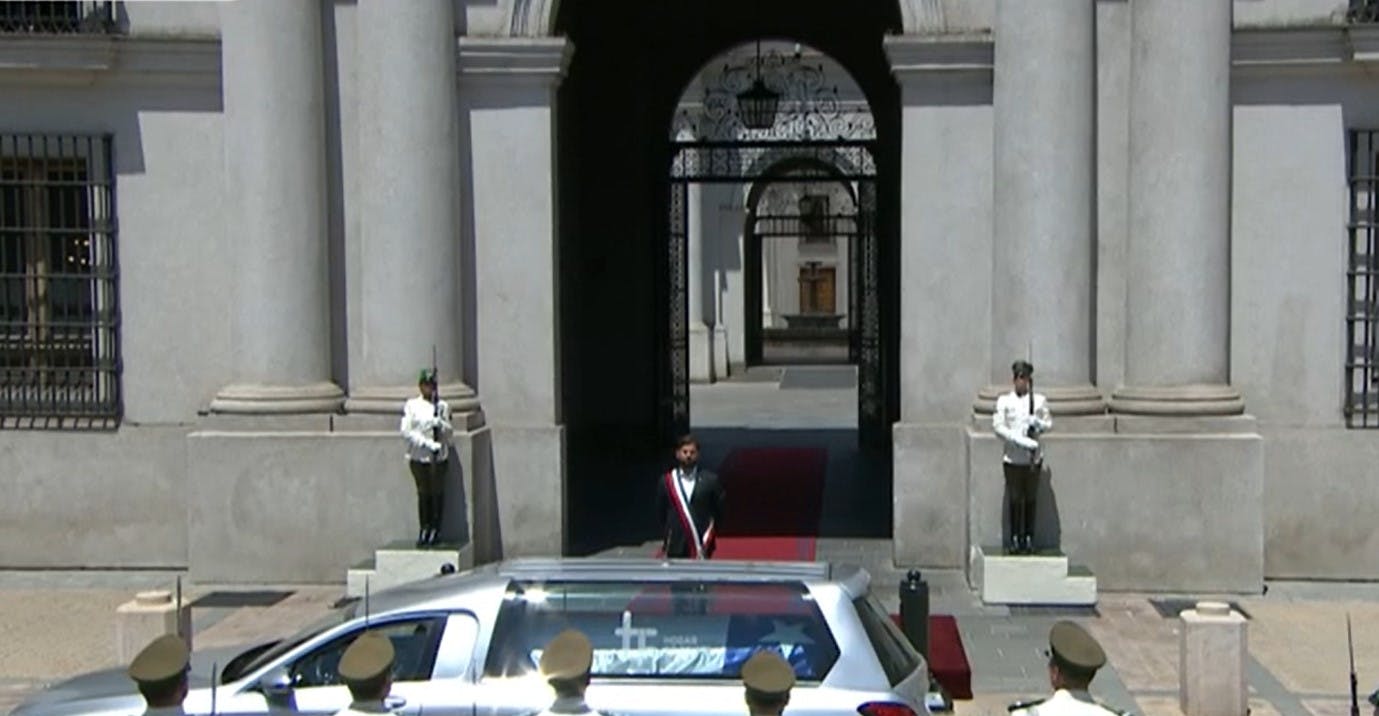 Presidente Boric rinde honores al exmandatario Piñera en La Moneda